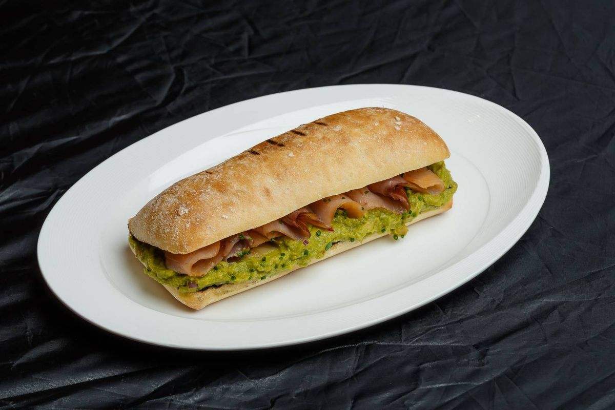 Sandwich cu Somon Afumat si Smash de Avocado