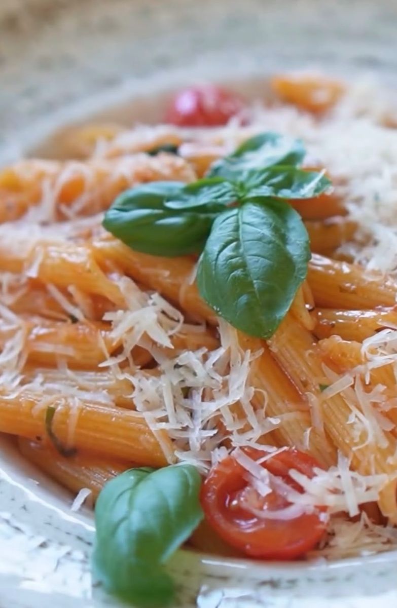 Paste cu Sos de Roșii, Parmezan si Busuioc