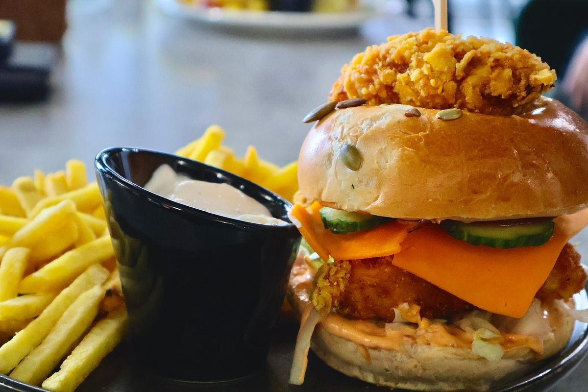 Burger de Pui Crispy cu Cartofi și Sos Alb
