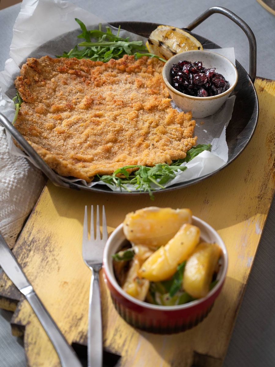 Snitzel Vienez Din Carne de Vițel cu Cartofi Casa Bunicii