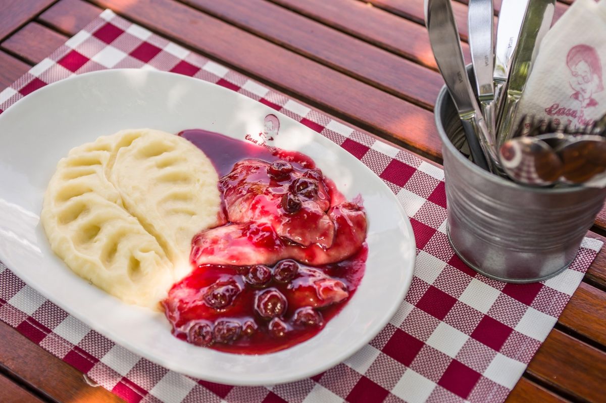 Piept de Pui cu Sos de Visine cu Piure de Cartofi