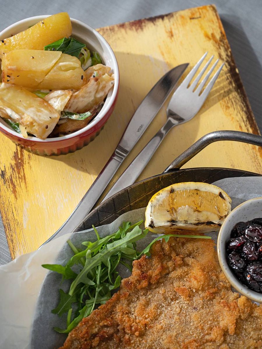 Snitel Vienez Din Carne de Vitel cu Cartofi Casa Bunicii