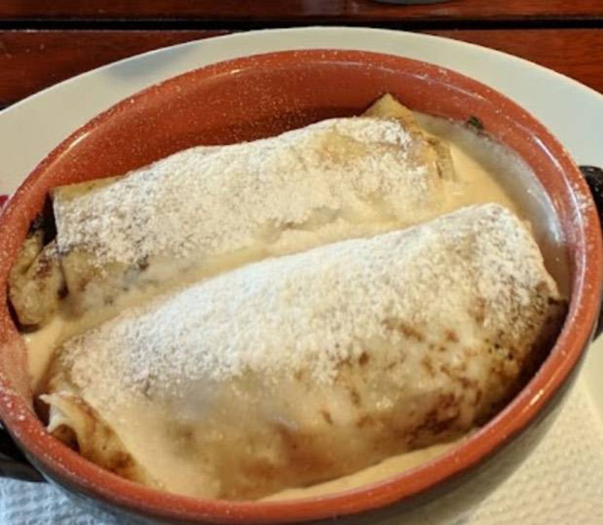 Clătite cu Brânză Dulce și Stafide cu Sos de Vanilie