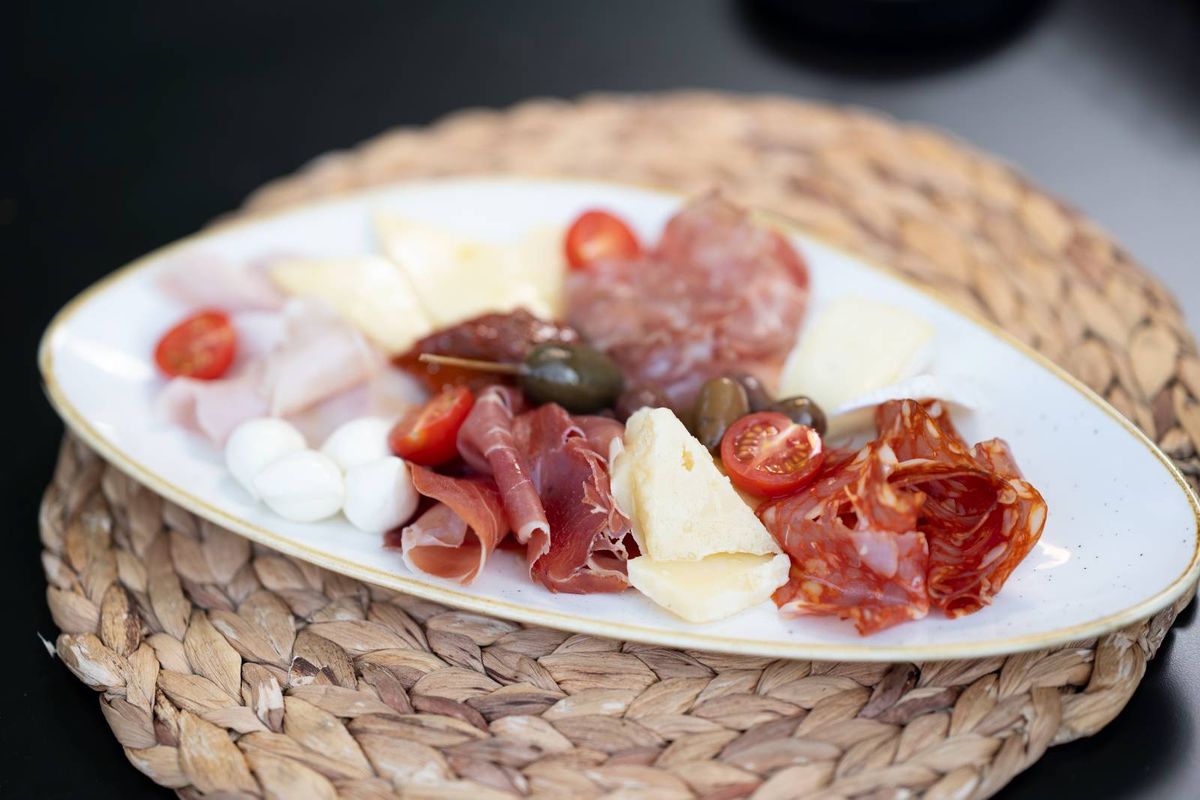 Platou Italian cu Branzeturi si Mezeluri Selectionate 