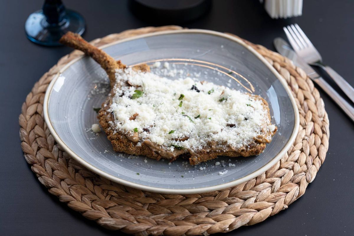 Snitel din cotlet de porc cu sos de ciuperci