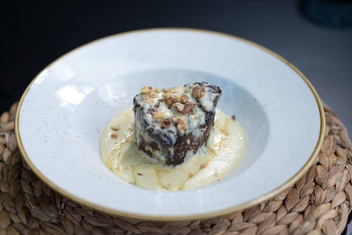 Mușchi de Vită cu Sos Gorgonzola și Măsline Kalamata