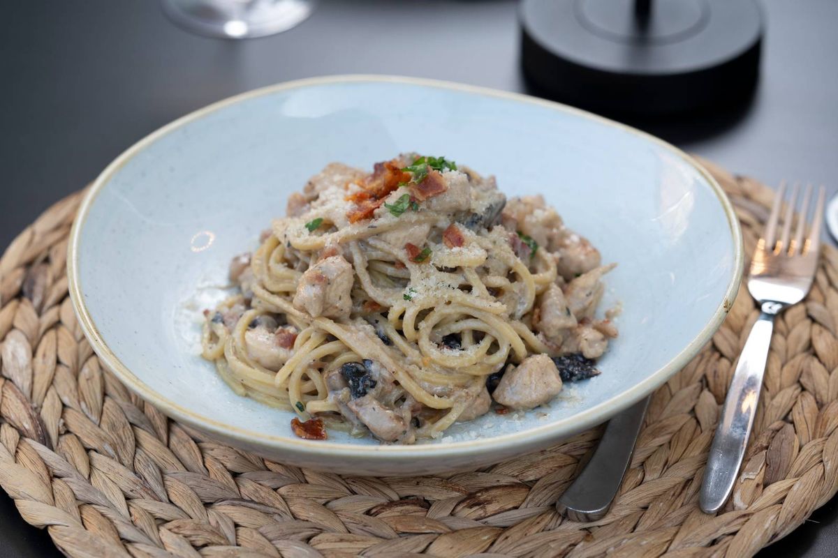 Paste cu Piept de Pui, Ciuperci si Bacon Prajit