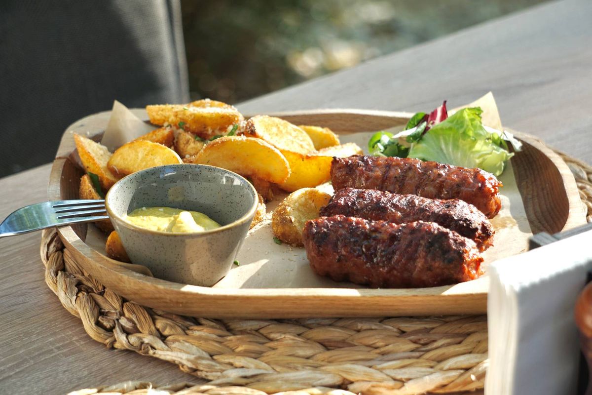 Mititei cu Cartofi Pai si Sos