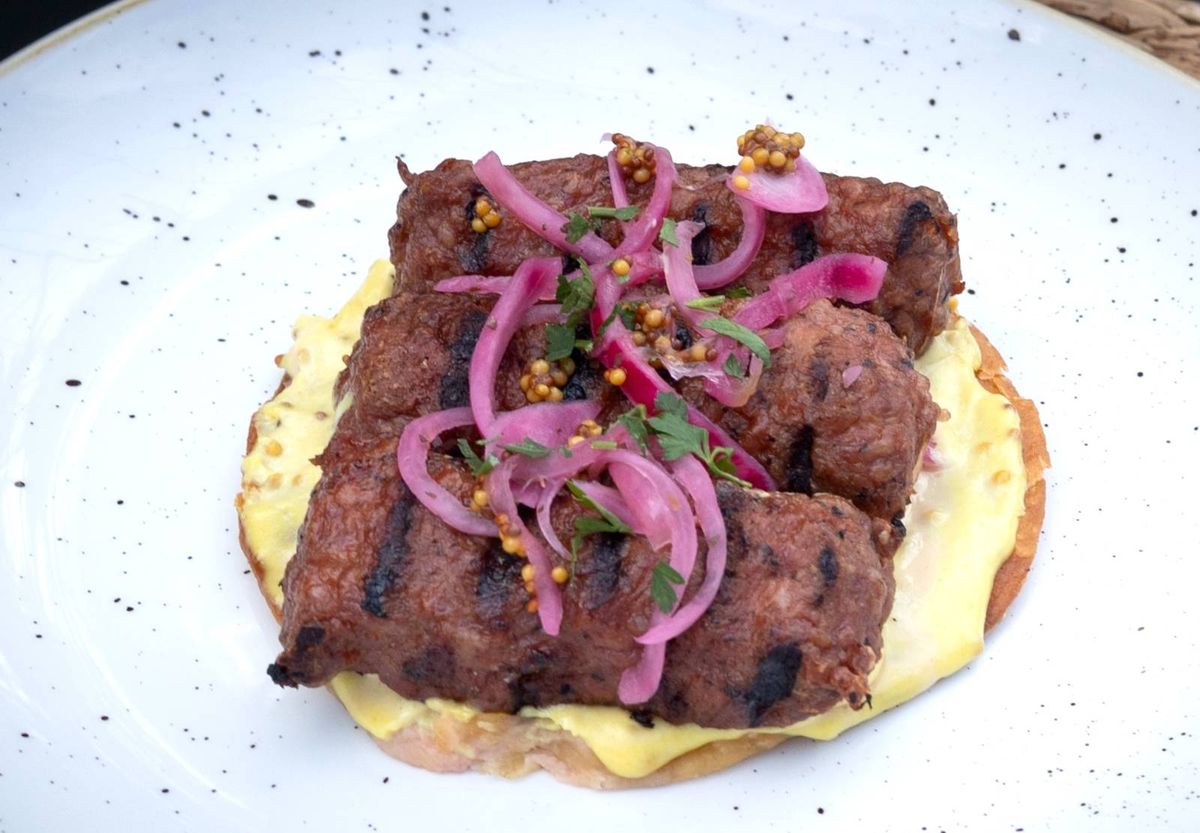 Mititei cu Cartofi Pai si Sos