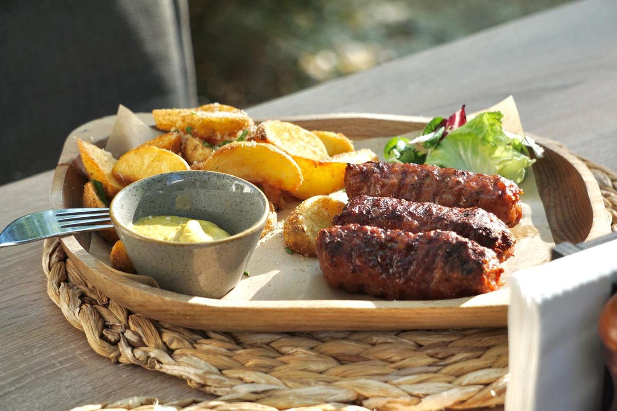 Mititei cu Cartofi Pai si Sos