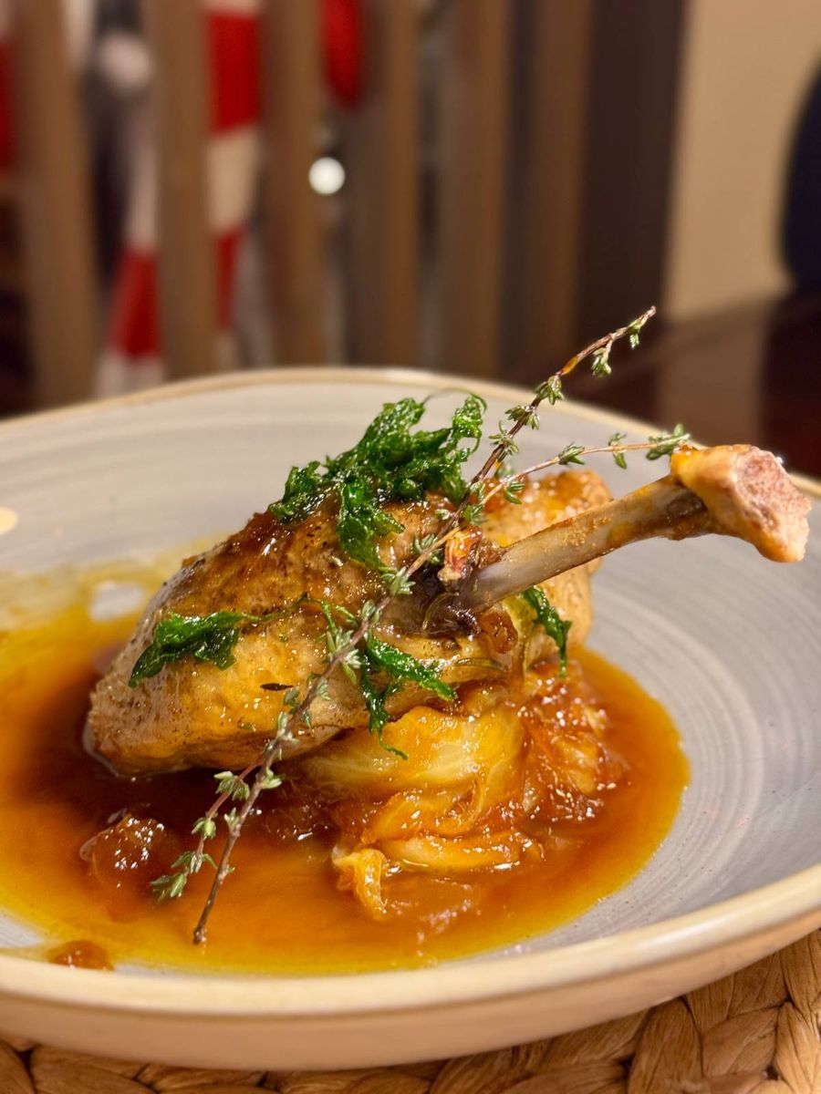 Pulpă de Rață Confiată, cu Frunze de Varză Trase la Tigaie