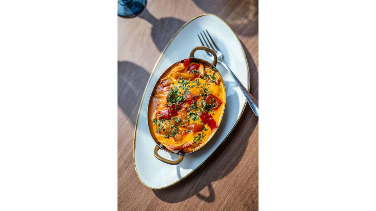 Enchiladas cu Umplutura de Fasole Rosie, Porumb si Legume Gratinate cu Sos de Rosii