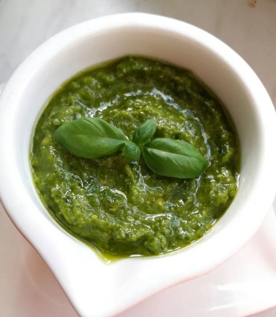 Sos Pesto de Busuioc de Casă 
