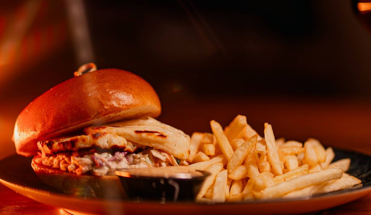 Halloumi Burger cu Cartofi Wavy