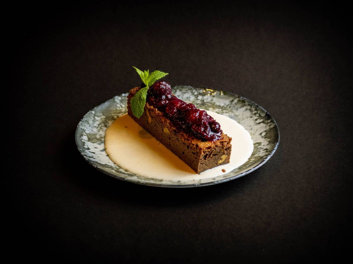 BROWNIE cu SOS de VANILLIE și DULCEAȚĂ de FRUCTE de PĂDURE