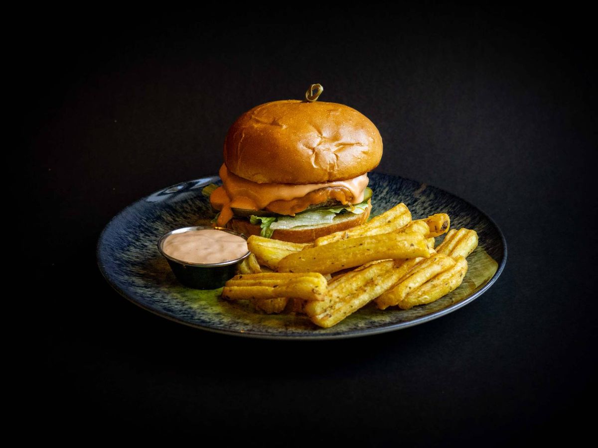 BURGER de VITĂ cu CARTOFI WAVY