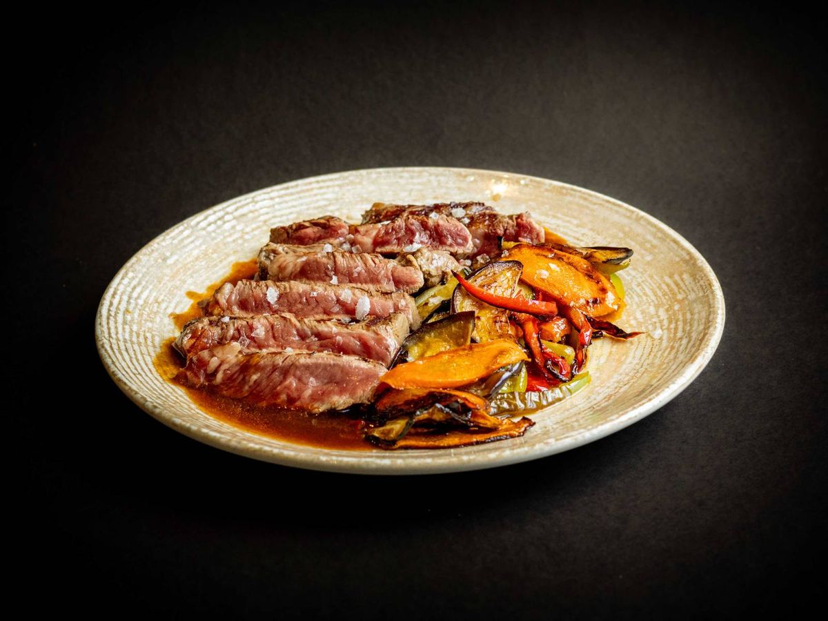 ANTRICOT de VITĂ cu LEGUME COAPTE și SOS DEMI-GLACE