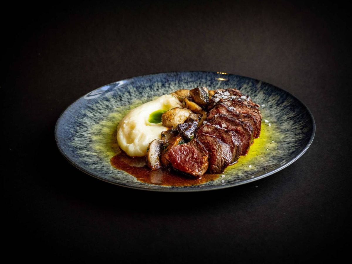 CEAFĂ WAGYU cu PIURE de CARTOFI și CIUPERCI 