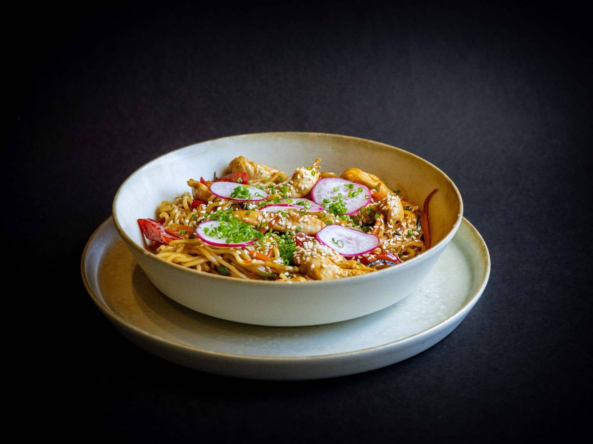 NOODLES cu LEGUME și PUI