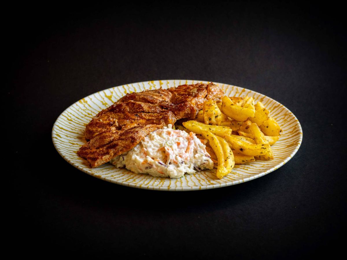 CEAFĂ cu CARTOFI WAVY și COLESLAW