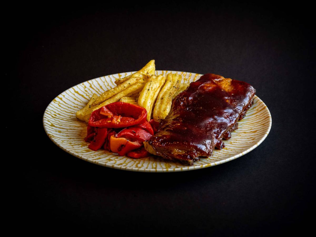 COSTIȚE de PORC cu CARTOFI WAVY și ARDEI COPT