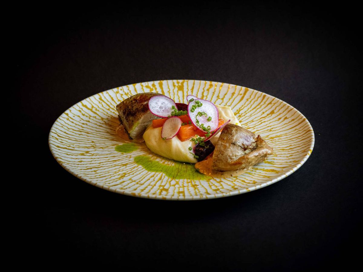 MUSCHIULEȚ de PORC cu PIURE de ȚELINĂ, SFECLA și SOS DIJON