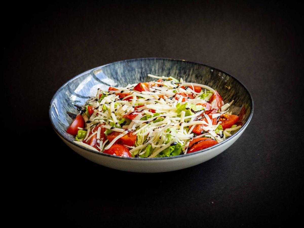 Salată de Verdeturi cu Roșii Cherry și Parmezan 