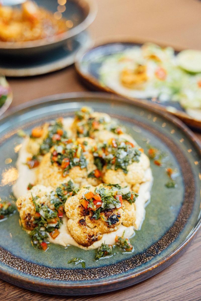 Steak de Conopida cu Humus si Sos Chimichurri
