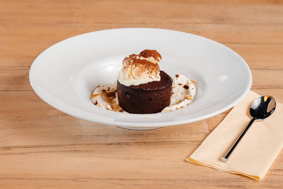 Lava Cake cu Crema de Migdale si Inghetata de Vanilie