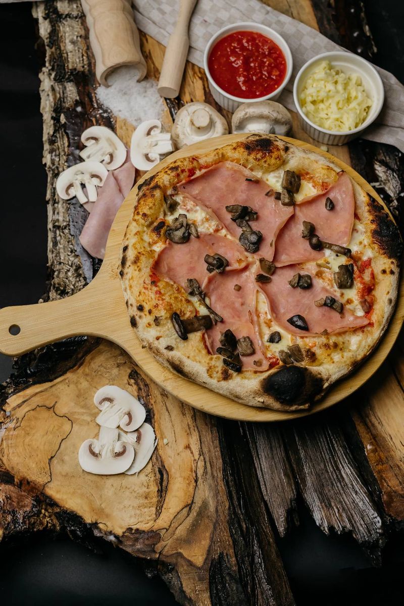 Pizza Prosciutto e Funghi 