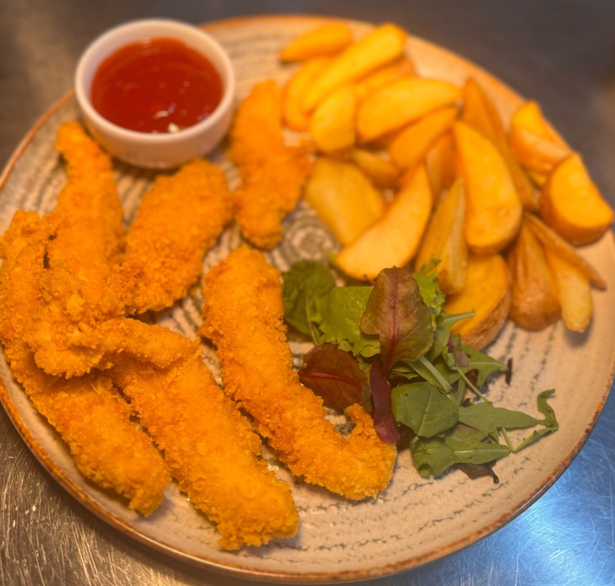 Pui Crispy cu Cartofi Prajiti Wedges si Sos Delta View