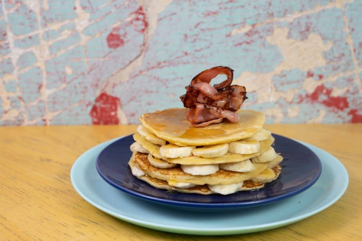 Pancake cu Banane, Bacon și Sirop de Arțar
