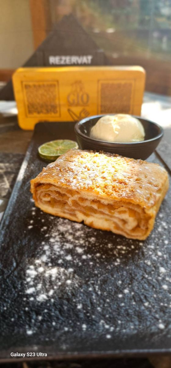 Apfelstrudel cu Inghetata de Vanilie