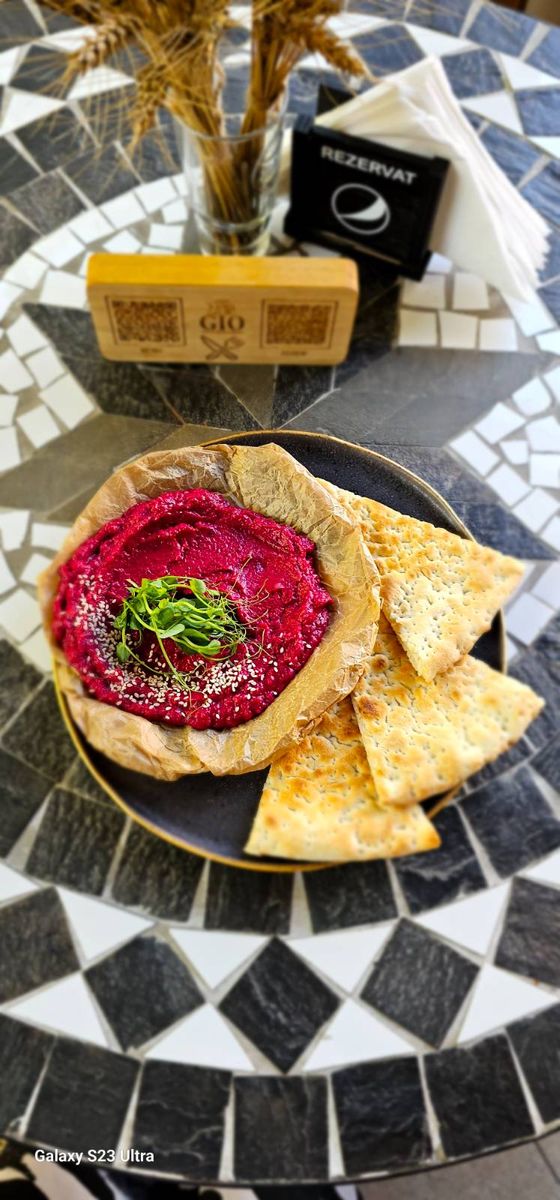 Batata cu hummus de Sfecla Rosie Servit cu Foccacia