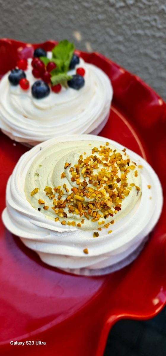 Pavlova cu Crema de Fistic