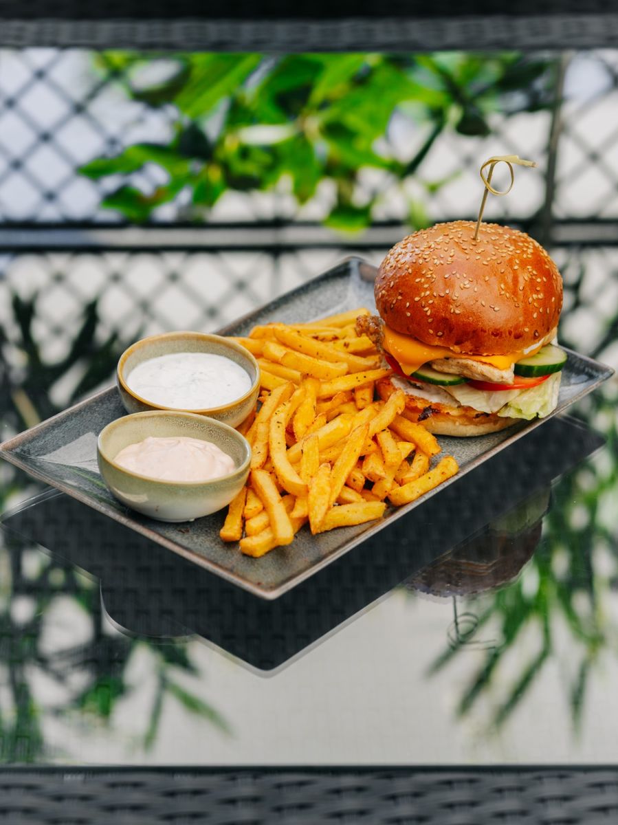Fresh Burger de Pui cu Cartofi Prăjiți și Sosul Casei