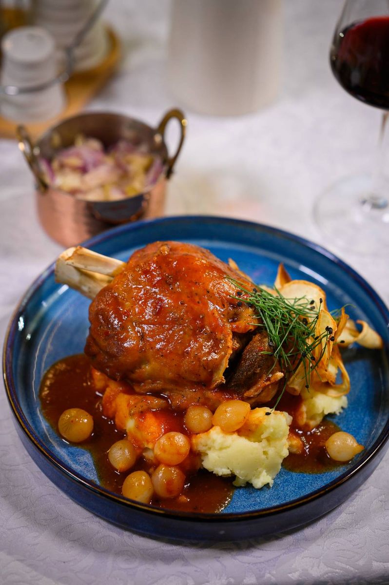 Rasol de porc servit cu piure de cartofi aromatizați cu rozmarin și salată de varză murată 