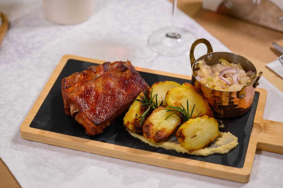 Platou de coaste afumate cu cartofi la cuptor și salată de varză