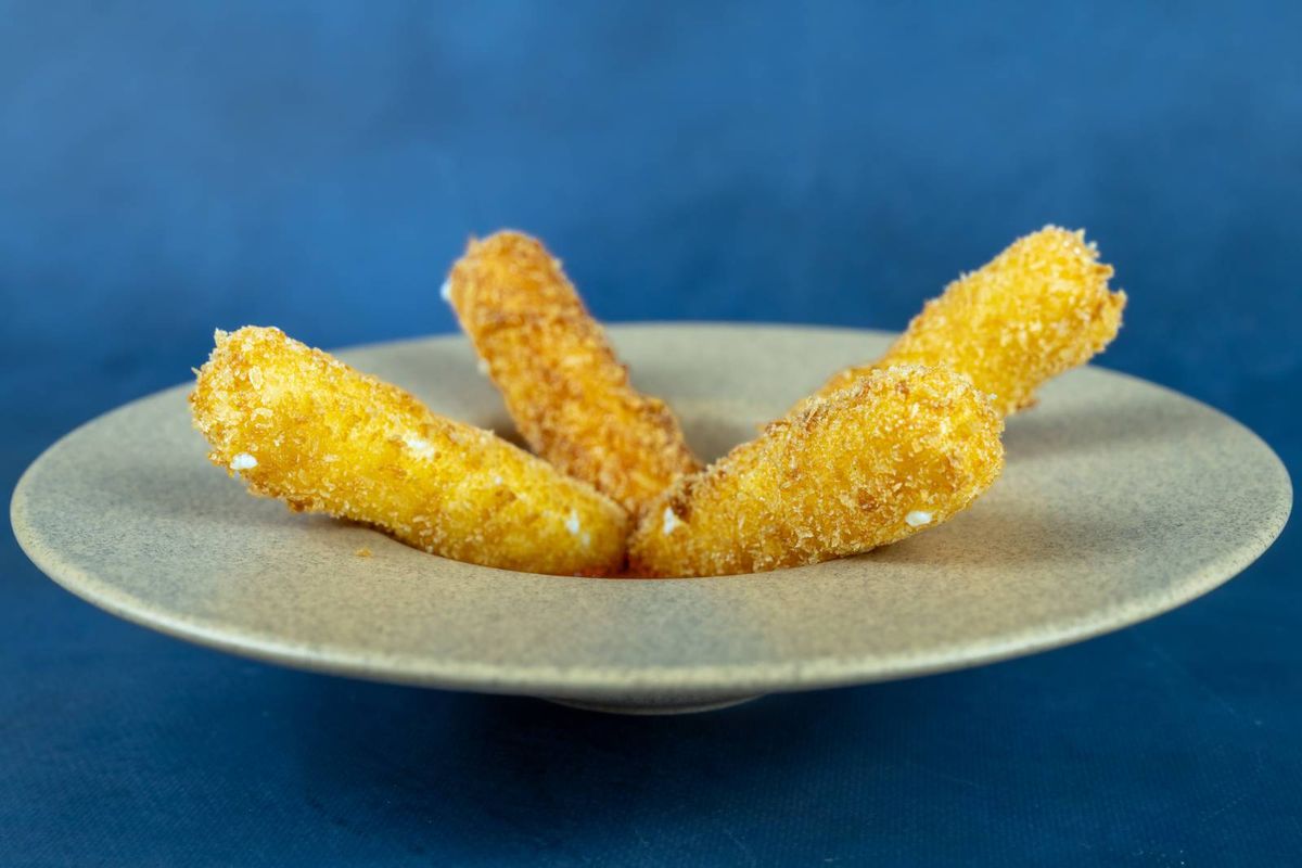 Crispy Feta cu Sos de Ardei Copti si Chips de Parmezan