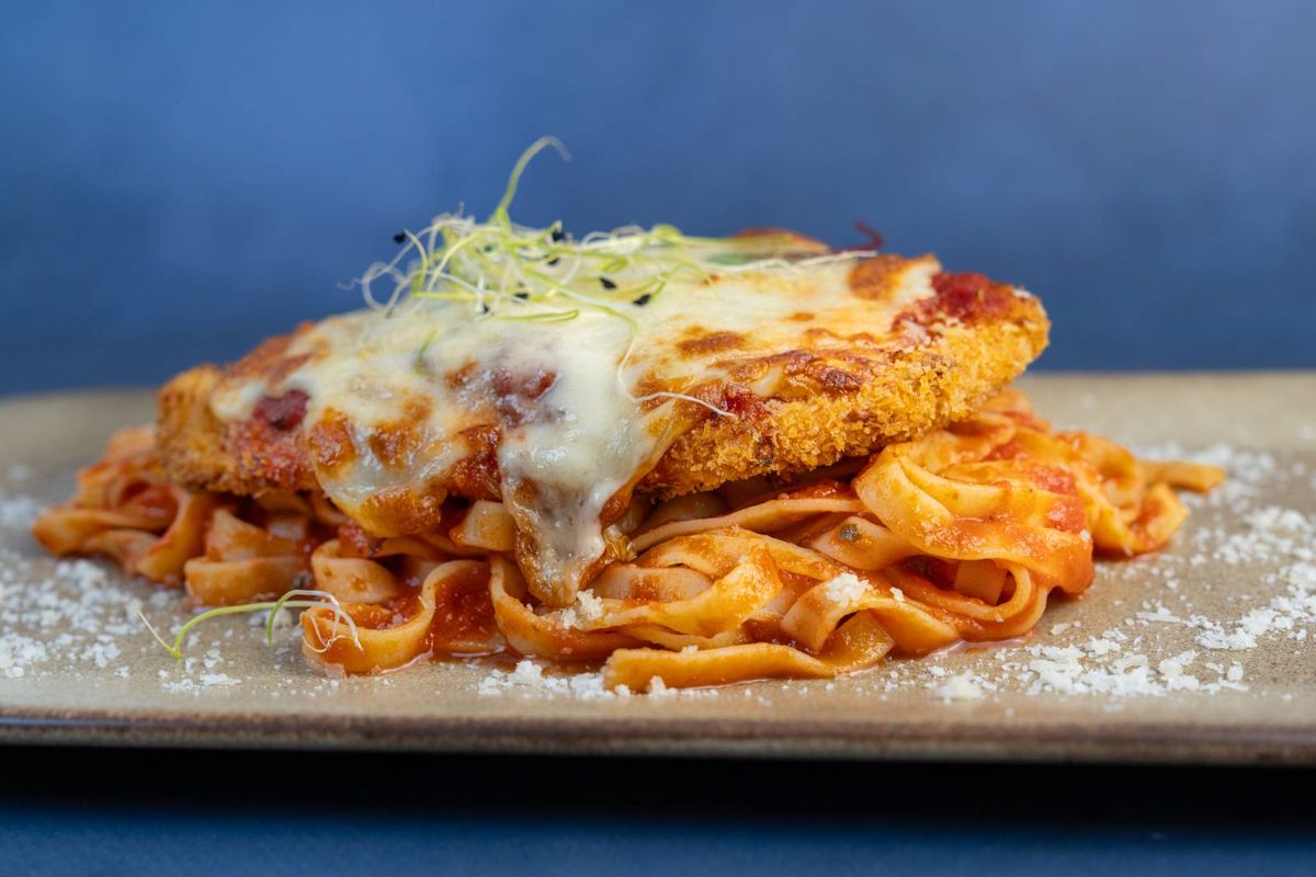 Pollo Alla Parmigiana cu Tagliatele in Sos de Rosii