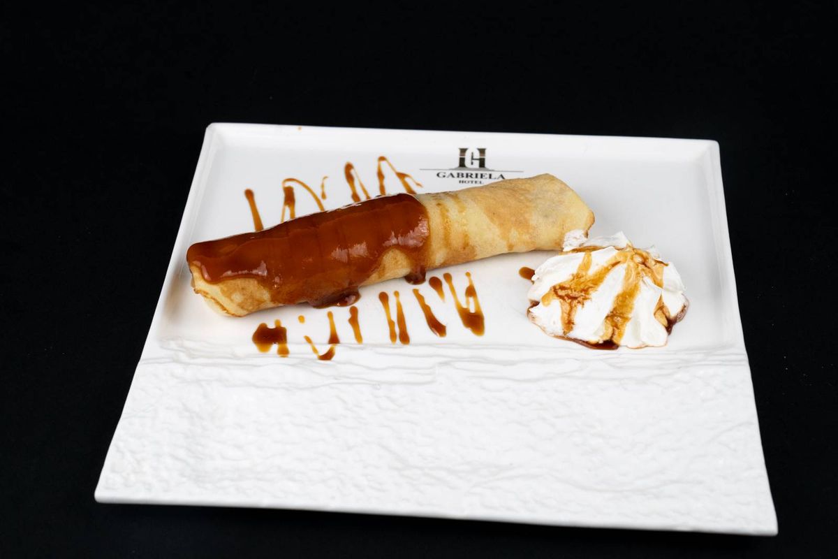 Clatită cu Măr și Sos de Caramel