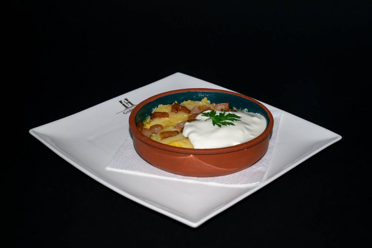 Mămăligă cu Brânză, smântână și Slănină Prăjită / 300 Gr