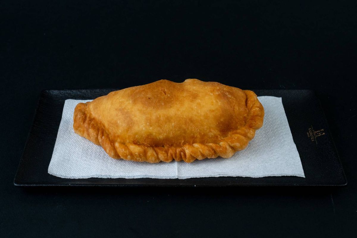 Plăcintă cu Brânză de Burduf și Verdeață / 150 Gr