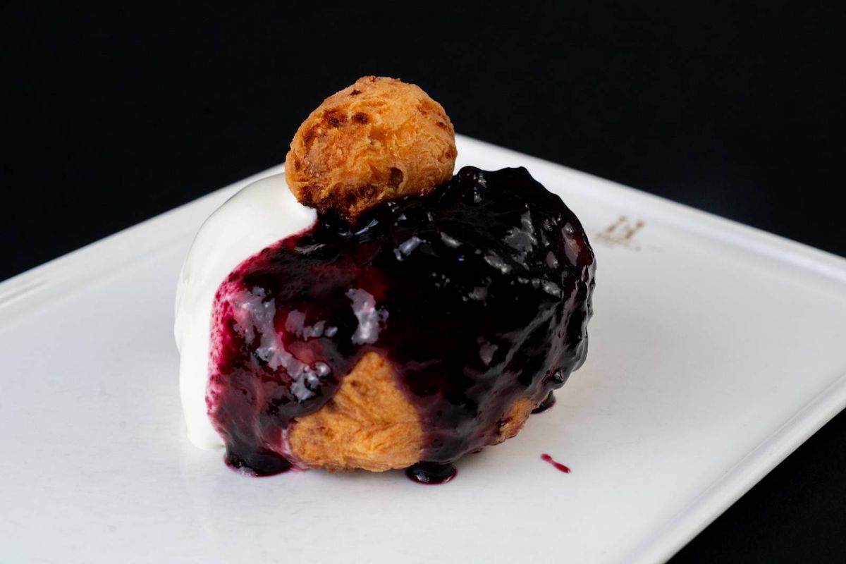 Papanaș cu Brânză de Vaci, smântână și Dulceață