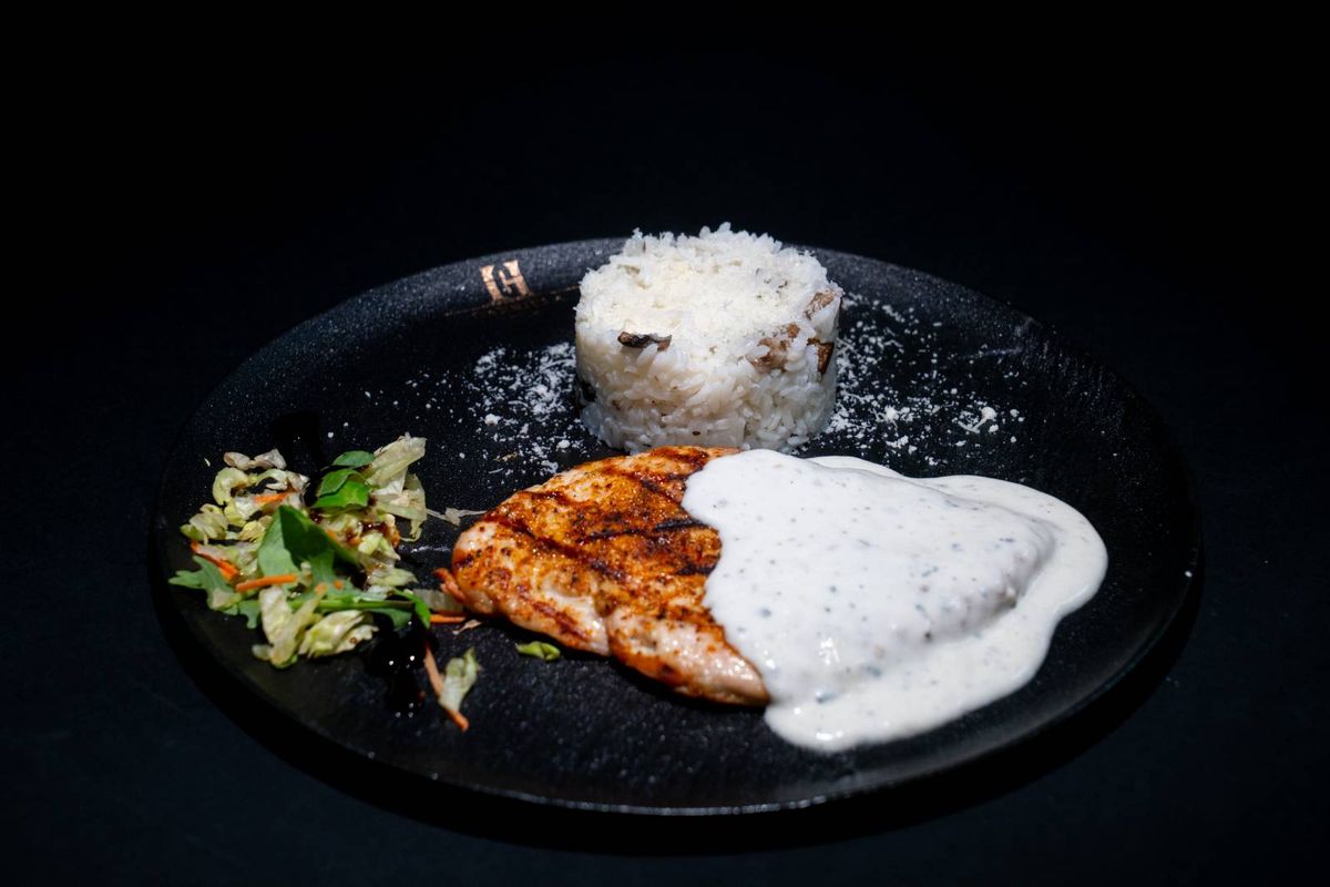 Piept de Pui în Sos de Gorgonzola cu Ciuperci și Orez