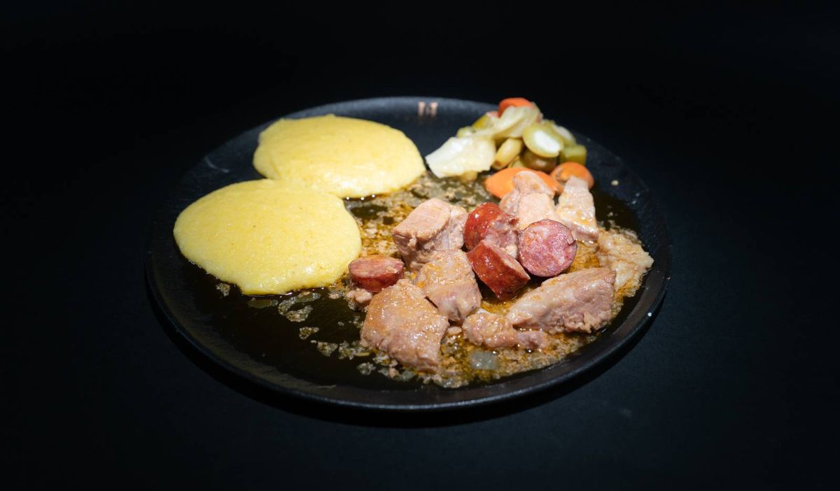 Pomana Porcului cu Mămăligă și Murături Asortate