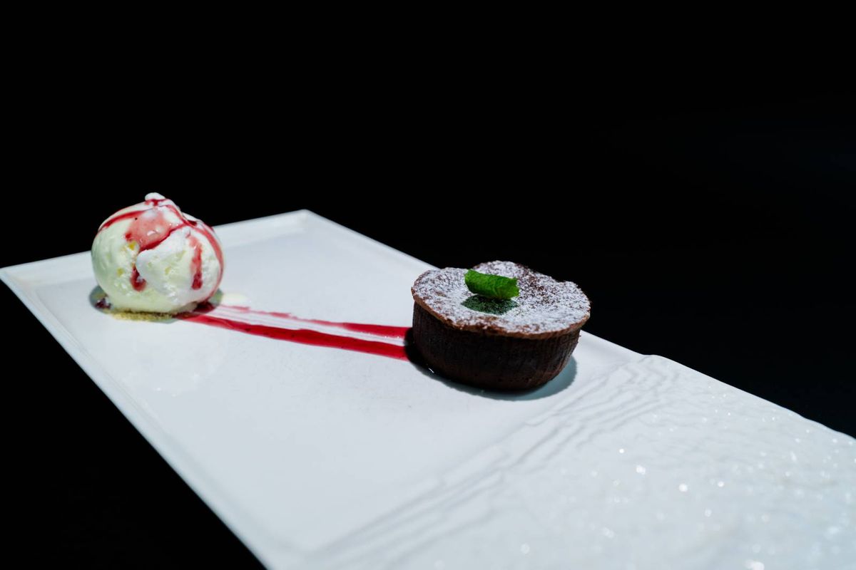 Souffle Ciocolată cu Sos de Fructe și Înghețată