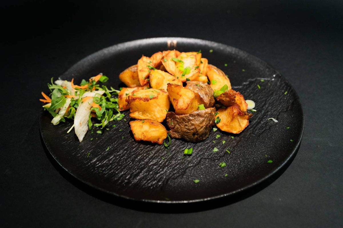 Cartofi în Coajă Zdrobiți cu Rondele de Ceapă Verde și Pătrunjel