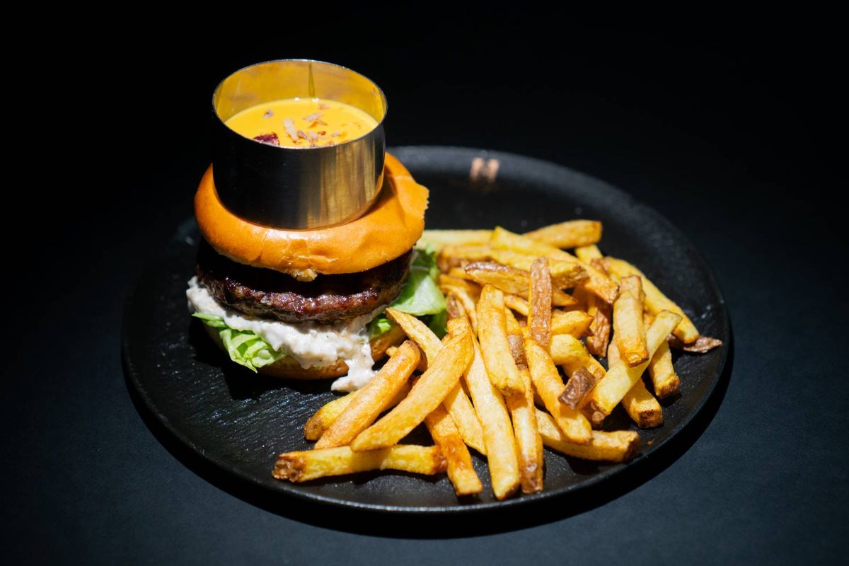 Burger de Vită Black Angus cu Cartofi Dippers si Sos Calypso