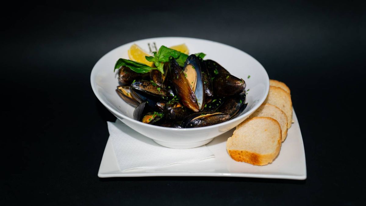 Midii cu Sos de Vin Alb și Usturoi